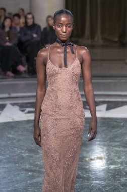 Cucculelli Shaheen - Runway - Şubat 2024 New York Moda Haftası. 10 Şubat 2024, New York, New York, ABD: New York Moda Haftası sırasında Cucculelli Shaheen defilesinde bir model podyumda yürüyor - Şubat 2024