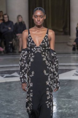 Cucculelli Shaheen - Runway - Şubat 2024 New York Moda Haftası. 10 Şubat 2024, New York, New York, ABD: New York Moda Haftası sırasında Cucculelli Shaheen defilesinde bir model podyumda yürüyor - Şubat 2024