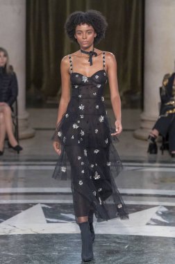 Cucculelli Shaheen - Runway - Şubat 2024 New York Moda Haftası. 10 Şubat 2024, New York, New York, ABD: New York Moda Haftası sırasında Cucculelli Shaheen defilesinde bir model podyumda yürüyor - Şubat 2024