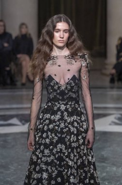 Cucculelli Shaheen - Runway - Şubat 2024 New York Moda Haftası. 10 Şubat 2024, New York, New York, ABD: New York Moda Haftası sırasında Cucculelli Shaheen defilesinde bir model podyumda yürüyor - Şubat 2024