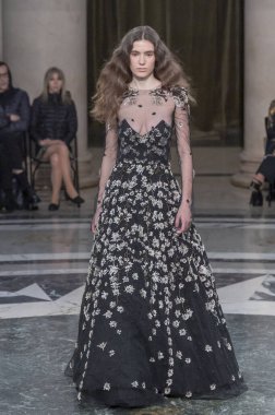 Cucculelli Shaheen - Runway - Şubat 2024 New York Moda Haftası. 10 Şubat 2024, New York, New York, ABD: New York Moda Haftası sırasında Cucculelli Shaheen defilesinde bir model podyumda yürüyor - Şubat 2024