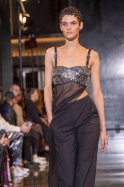 Mones - Runway - Şubat 2024 New York Moda Haftası. 10 Şubat 2024, New York, New York, ABD: New York Moda Haftası - Şubat 2024: The Show at Rockefeller Center 