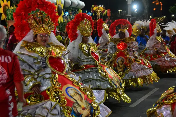 RIO DE JANEIRO (RJ), Brezilya 10 / 2 / 2024 - Rio de Janeiro şehrinin merkezindeki Marques de Sapucai 'de düzenlenen Ouro serisinin samba okulu Unidos de Padre Miguel' in geçit töreninin konsantrasyonu