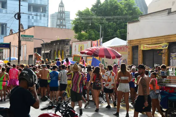 RIO DE JANEIRO (RJ), Brezilya 2 / 11 / 2024 - Bloco das Trepadeiras ve Cordao do Boi Tolo, bu pazar sabahından itibaren, şenliğe katılın ve sokaklarda geçit töreni yapın. 