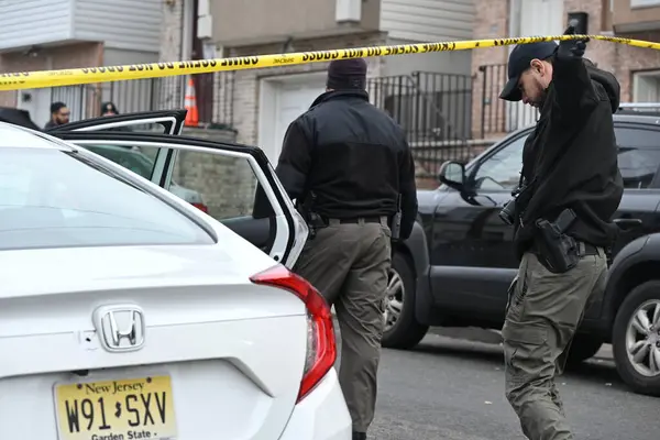 射击后 一辆汽车在新泽西州帕特森街上被枪弹击中 还有几个弹壳 2024年2月11日 美国新泽西州佩特森 一辆汽车在佩特森第12大街被子弹击中并被弹壳击中 — 图库照片