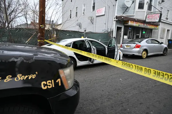 射击后 一辆汽车在新泽西州帕特森街上被枪弹击中 还有几个弹壳 2024年2月11日 美国新泽西州佩特森 一辆汽车在佩特森第12大街被子弹击中并被弹壳击中 — 图库照片
