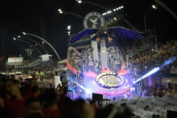 SAO PAULO (SP), Brezilya 02 / 10 / 2024 - Sambadrome do Anhembi do Anhembi 'de düzenlenen Sao Paulo samba okullarının özel bir grubu için geçerli olan samba okullarının geçit töreni sırasında Gavioes da Fiel