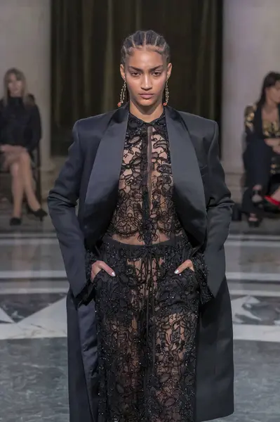 Cucculelli Shaheen - Runway - Şubat 2024 New York Moda Haftası. 10 Şubat 2024, New York, New York, ABD: New York Moda Haftası sırasında Cucculelli Shaheen defilesinde bir model podyumda yürüyor - Şubat 2024