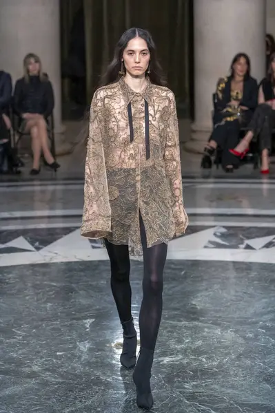 Cucculelli Shaheen - Runway - Şubat 2024 New York Moda Haftası. 10 Şubat 2024, New York, New York, ABD: New York Moda Haftası sırasında Cucculelli Shaheen defilesinde bir model podyumda yürüyor - Şubat 2024