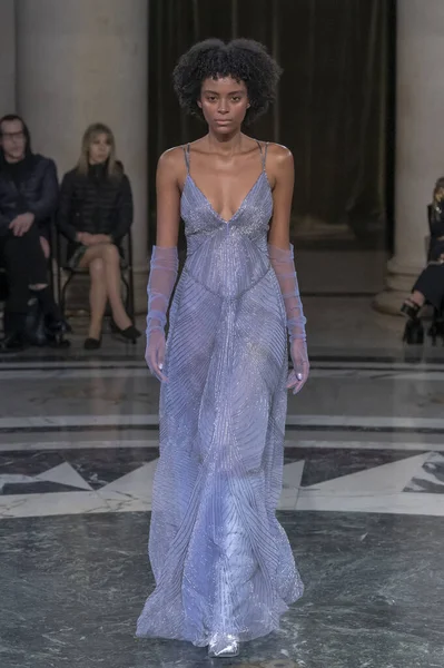 Cucculelli Shaheen - Runway - Şubat 2024 New York Moda Haftası. 10 Şubat 2024, New York, New York, ABD: New York Moda Haftası sırasında Cucculelli Shaheen defilesinde bir model podyumda yürüyor - Şubat 2024