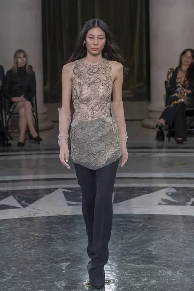 Cucculelli Shaheen - Runway - Şubat 2024 New York Moda Haftası. 10 Şubat 2024, New York, New York, ABD: New York Moda Haftası sırasında Cucculelli Shaheen defilesinde bir model podyumda yürüyor - Şubat 2024