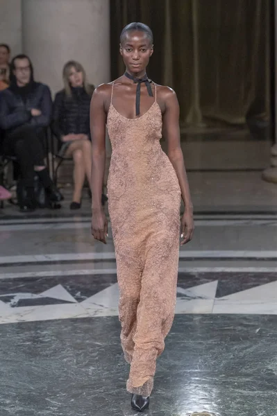 Cucculelli Shaheen - Runway - Şubat 2024 New York Moda Haftası. 10 Şubat 2024, New York, New York, ABD: New York Moda Haftası sırasında Cucculelli Shaheen defilesinde bir model podyumda yürüyor - Şubat 2024