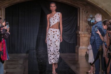 PatBO Femme Frames Show - Runway - Şubat 2024 New York Moda Haftası: 10 Şubat 2024, New York, New York, ABD: New York Moda Haftası boyunca PatBo gösterisi için bir model podyumda yürüyor