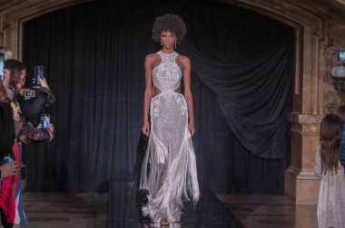 PatBO Femme Frames Show - Runway - Şubat 2024 New York Moda Haftası: 10 Şubat 2024, New York, New York, ABD: New York Moda Haftası boyunca PatBo gösterisi için bir model podyumda yürüyor