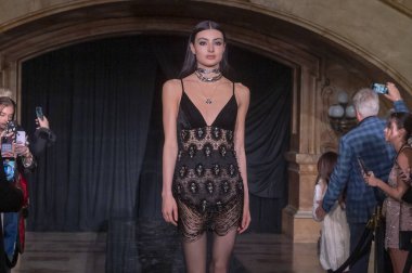 PatBO Femme Frames Show - Runway - Şubat 2024 New York Moda Haftası: 10 Şubat 2024, New York, New York, ABD: New York Moda Haftası boyunca PatBo gösterisi için bir model podyumda yürüyor