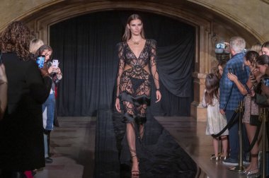 PatBO Femme Frames Show - Runway - Şubat 2024 New York Moda Haftası: 10 Şubat 2024, New York, New York, ABD: New York Moda Haftası boyunca PatBo gösterisi için bir model podyumda yürüyor