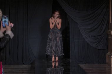 PatBO Femme Frames Show - Runway - Şubat 2024 New York Moda Haftası: 10 Şubat 2024, New York, New York, ABD: New York Moda Haftası boyunca PatBo gösterisi için bir model podyumda yürüyor