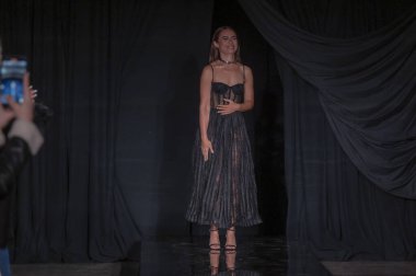 PatBO Femme Frames Show - Runway - Şubat 2024 New York Moda Haftası: 10 Şubat 2024, New York, New York, ABD: New York Moda Haftası boyunca PatBo gösterisi için bir model podyumda yürüyor