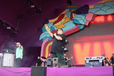 SAO PAULO, 02 / 11 / 2024 - Menos e Mais grubu, 11 Şubat 2024 Pazar günü Sao Paulo kentindeki Carnaval na Cidade 'de sahne alıyor..