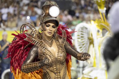 SAO PAULO (SP), 02 / 10 / 2024 Thelminha ex BBB, Sao Paulo 'nun samba okullarının geçit töreni sırasında, Sao Paulo' nun samba okullarının özel grubu için geçerli olan törenler sırasında