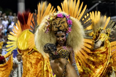 SAO PAULO (SP), Brezilya 02 / 10 / 2024 - Sambadrome do Anhembi do Anhembi 'de düzenlenen Sao Paulo samba okullarının özel bir grubu için geçerli olan samba okullarının geçit töreni sırasında Gavioes da Fiel