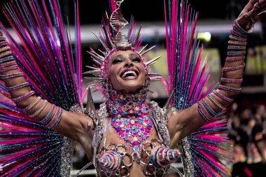 SAO PAULO (SP), Brezilya 02 / 10 / 2024 - Sabrina Sato Sao Paulo samba okulları geçit töreni sırasında Gavioes da Fiel okul geçidi sırasında, Sao Paulo 'nun özel samba okullarının geçit törenleri için geçerlidir
