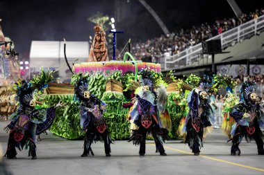 SAO PAULO (SP), Brezilya 02 / 10 / 2024 - Imperio de Casa Verde samba okulu geçit töreni, Anhembi Sambadrome 'da düzenlenen Sao Paulo samba okullarının özel bir grubu için geçerlidir