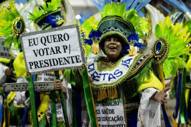 SAO PAULO (SP), Brezilya 02 / 10 / 2024 - Imperio de Casa Verde samba okulu geçit töreni, Anhembi Sambadrome 'da düzenlenen Sao Paulo samba okullarının özel bir grubu için geçerlidir