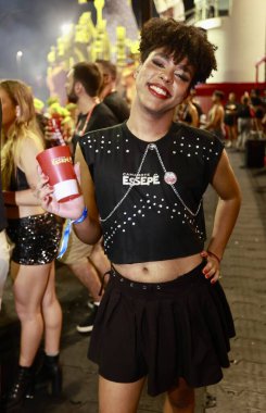 Sao Paulo (SP) Brazil 02 / 12 / 2024 - ESSEPE kutusundan seyirciler, Pazartesi günü erken saatlerde Sao Paul 'daki Anhembi sambadrome' da Samba okullarının geçit törenlerini izliyorlar.