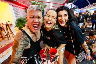 Sao Paulo (SP) Brazil 02 / 12 / 2024 - ESSEPE kutusundan seyirciler, Pazartesi günü erken saatlerde Sao Paul 'daki Anhembi sambadrome' da Samba okullarının geçit törenlerini izliyorlar.