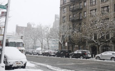 Şiddetli kar New York ve Kuzeydoğu 'yu vuruyor, seyahat tehlikeleri ve uçuş gecikmeleri getiriyor. 13 Şubat 2024, New York, ABD: New York Şehri ve kuzeydoğuya yoğun kar yağışı, beraberinde seyahat tehlikeleri ve uçuş gecikmeleri ve zorlukları getirdi