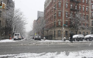 Şiddetli kar New York ve Kuzeydoğu 'yu vuruyor, seyahat tehlikeleri ve uçuş gecikmeleri getiriyor. 13 Şubat 2024, New York, ABD: New York Şehri ve kuzeydoğuya yoğun kar yağışı, beraberinde seyahat tehlikeleri ve uçuş gecikmeleri ve zorlukları getirdi