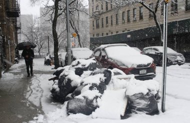 Şiddetli kar New York ve Kuzeydoğu 'yu vuruyor, seyahat tehlikeleri ve uçuş gecikmeleri getiriyor. 13 Şubat 2024, New York, ABD: New York Şehri ve kuzeydoğuya yoğun kar yağışı, beraberinde seyahat tehlikeleri ve uçuş gecikmeleri ve zorlukları getirdi