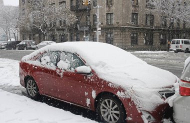 Şiddetli kar New York ve Kuzeydoğu 'yu vuruyor, seyahat tehlikeleri ve uçuş gecikmeleri getiriyor. 13 Şubat 2024, New York, ABD: New York Şehri ve kuzeydoğuya yoğun kar yağışı, beraberinde seyahat tehlikeleri ve uçuş gecikmeleri ve zorlukları getirdi