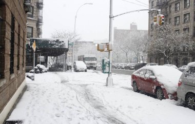 Şiddetli kar New York ve Kuzeydoğu 'yu vuruyor, seyahat tehlikeleri ve uçuş gecikmeleri getiriyor. 13 Şubat 2024, New York, ABD: New York Şehri ve kuzeydoğuya yoğun kar yağışı, beraberinde seyahat tehlikeleri ve uçuş gecikmeleri ve zorlukları getirdi