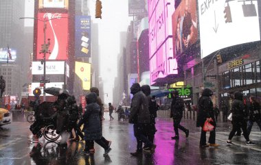 Şiddetli kar New York ve Kuzeydoğu 'yu vuruyor, seyahat tehlikeleri ve uçuş gecikmeleri getiriyor. 13 Şubat 2024, New York, ABD: New York Şehri ve kuzeydoğuya yoğun kar yağışı, beraberinde seyahat tehlikeleri ve uçuş gecikmeleri ve zorlukları getirdi