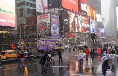 Şiddetli kar New York ve Kuzeydoğu 'yu vuruyor, seyahat tehlikeleri ve uçuş gecikmeleri getiriyor. 13 Şubat 2024, New York, ABD: New York Şehri ve kuzeydoğuya yoğun kar yağışı, beraberinde seyahat tehlikeleri ve uçuş gecikmeleri ve zorlukları getirdi