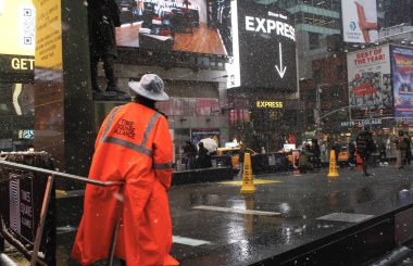 Şiddetli kar New York ve Kuzeydoğu 'yu vuruyor, seyahat tehlikeleri ve uçuş gecikmeleri getiriyor. 13 Şubat 2024, New York, ABD: New York Şehri ve kuzeydoğuya yoğun kar yağışı, beraberinde seyahat tehlikeleri ve uçuş gecikmeleri ve zorlukları getirdi