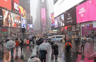 Şiddetli kar New York ve Kuzeydoğu 'yu vuruyor, seyahat tehlikeleri ve uçuş gecikmeleri getiriyor. 13 Şubat 2024, New York, ABD: New York Şehri ve kuzeydoğuya yoğun kar yağışı, beraberinde seyahat tehlikeleri ve uçuş gecikmeleri ve zorlukları getirdi