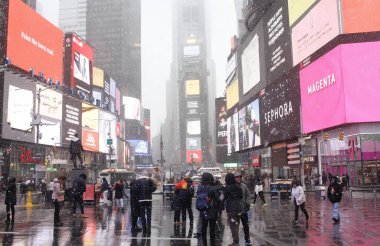 Şiddetli kar New York ve Kuzeydoğu 'yu vuruyor, seyahat tehlikeleri ve uçuş gecikmeleri getiriyor. 13 Şubat 2024, New York, ABD: New York Şehri ve kuzeydoğuya yoğun kar yağışı, beraberinde seyahat tehlikeleri ve uçuş gecikmeleri ve zorlukları getirdi