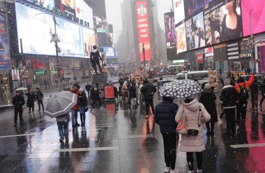 Şiddetli kar New York ve Kuzeydoğu 'yu vuruyor, seyahat tehlikeleri ve uçuş gecikmeleri getiriyor. 13 Şubat 2024, New York, ABD: New York Şehri ve kuzeydoğuya yoğun kar yağışı, beraberinde seyahat tehlikeleri ve uçuş gecikmeleri ve zorlukları getirdi