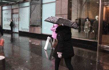 Şiddetli kar New York ve Kuzeydoğu 'yu vuruyor, seyahat tehlikeleri ve uçuş gecikmeleri getiriyor. 13 Şubat 2024, New York, ABD: New York Şehri ve kuzeydoğuya yoğun kar yağışı, beraberinde seyahat tehlikeleri ve uçuş gecikmeleri ve zorlukları getirdi