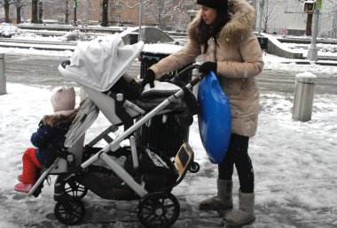 Şiddetli kar New York ve Kuzeydoğu 'yu vuruyor, seyahat tehlikeleri ve uçuş gecikmeleri getiriyor. 13 Şubat 2024, New York, ABD: New York Şehri ve kuzeydoğuya yoğun kar yağışı, beraberinde seyahat tehlikeleri ve uçuş gecikmeleri ve zorlukları getirdi