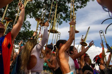 Rio de Janeiro (RJ), Brezilya 02 / 13 / 2024 - Orquestra Voadora Rio Karnavalı 'nın en enerjik ve baş döndürücü bloklarından biridir. 2008 'de kurulmuş, 2024' te 15. kuruluş yıldönümünü kutlamıştır.