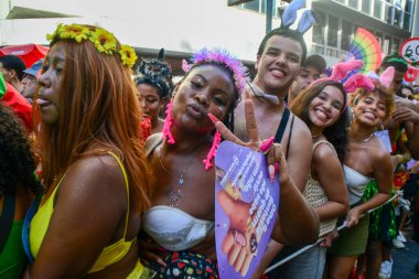 RIO DE JANEIRO (RJ), Brezilya 02 / 13 / 2024 - Mega karnaval bloğu, Fervo da Ludmilla, Rua Primeiro de Marco 'daki yolculuğuna Banco do Brasil kültür merkezi önünde başlıyor