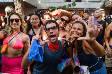 RIO DE JANEIRO (RJ), Brezilya 02 / 13 / 2024 - Mega karnaval bloğu, Fervo da Ludmilla, Rua Primeiro de Marco 'daki yolculuğuna Banco do Brasil kültür merkezi önünde başlıyor
