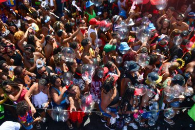 RIO DE JANEIRO (RJ), Brezilya 02 / 13 / 2024 - Mega karnaval bloğu, Fervo da Ludmilla, Rua Primeiro de Marco 'daki yolculuğuna Banco do Brasil kültür merkezi önünde başlıyor