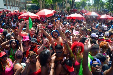 RIO DE JANEIRO (RJ), Brezilya 02 / 13 / 2024 - Mega karnaval bloğu, Fervo da Ludmilla, Rua Primeiro de Marco 'daki yolculuğuna Banco do Brasil kültür merkezi önünde başlıyor