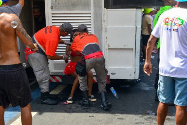 RIO DE JANEIRO (RJ), Brezilya 02 / 13 / 2024 - Mega karnaval bloğu, Fervo da Ludmilla, Rua Primeiro de Marco 'daki yolculuğuna Banco do Brasil kültür merkezi önünde başlıyor