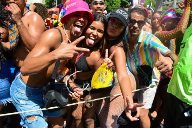 RIO DE JANEIRO (RJ), Brezilya 02 / 13 / 2024 - Mega karnaval bloğu, Fervo da Ludmilla, Rua Primeiro de Marco 'daki yolculuğuna Banco do Brasil kültür merkezi önünde başlıyor